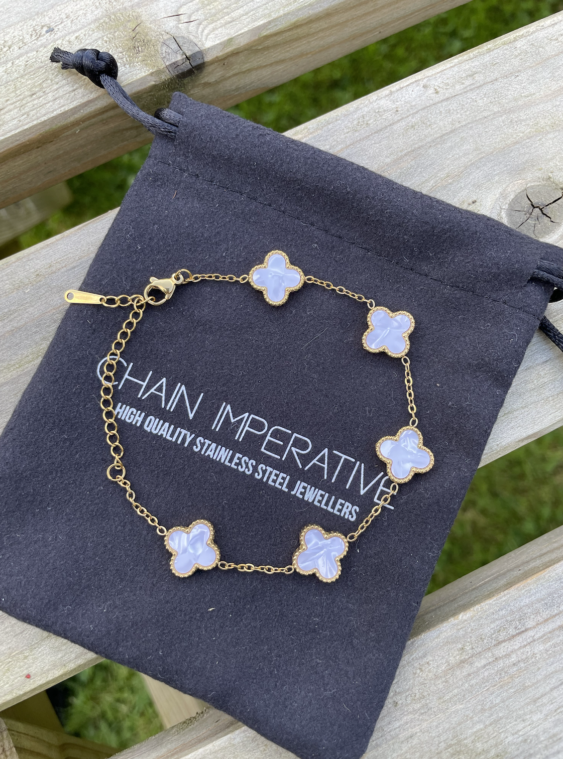 White and 18k gold four leaf clover bracelet