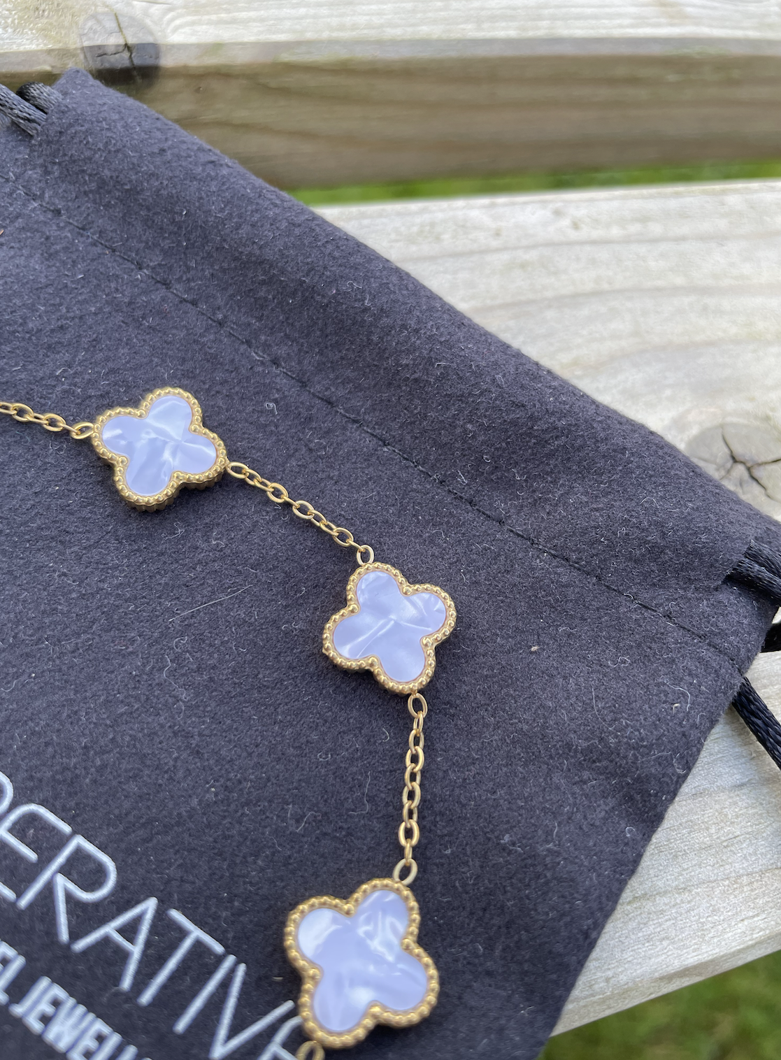 White and 18k gold four leaf clover bracelet